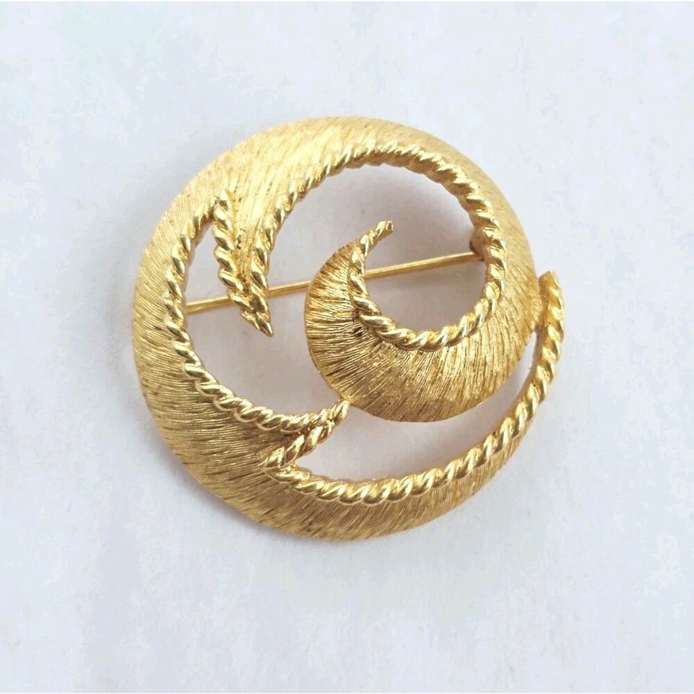 Vintage Signed Crown Trifari 1.5" Gold Tone Swirl Wave Circle Brooch Old money